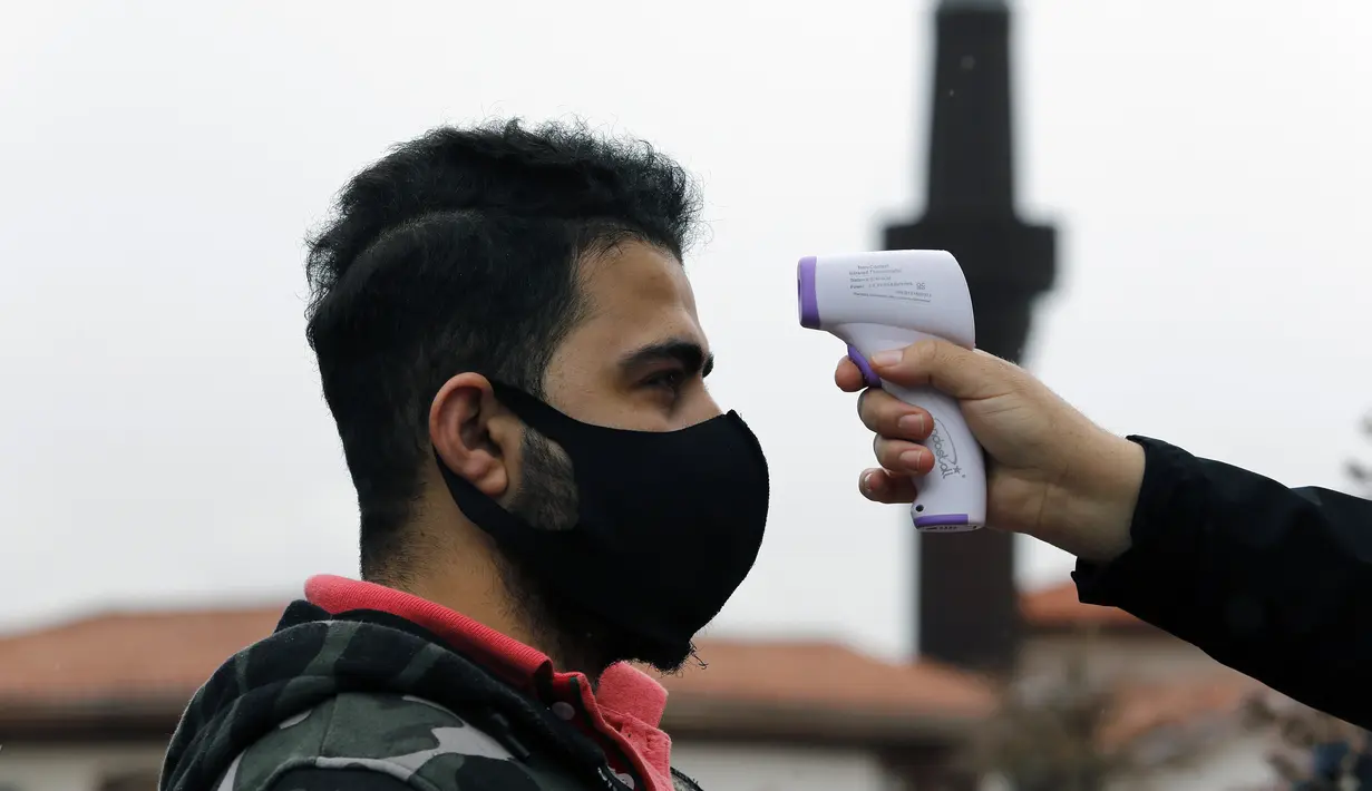 Suhu tubuh warga diperiksa sebelum salat Jumat dengan menjaga jarak di depan sebuah masjid di Ankara, 29 Mei 2020. Masjid-masjid di seluruh Turki pada Jumat (29/5) kembali dibuka, sebagai bagian proses normalisasi di tengah melambatnya penyebaran COVID-19 di negara itu. (Xinhua/Mustafa Kaya)