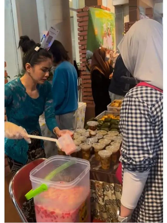 6 Potret Epy Kusnandar dan Istri Jual Takjil di Bazar Ramadhan, Raup Jutaan Rupiah