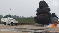 Pasukan Internasional Garuda Bhayangkara melakukan simulasi menjinakan bom di Gedung Multi Fungsi Polri, Cikeas, Senin (23/4). Kegiatan tersebut digelar untuk memastikan kesiapan Indonesia dalam mendukung perdamaian dunia. (Liputan6.com/Herman Zakharia)