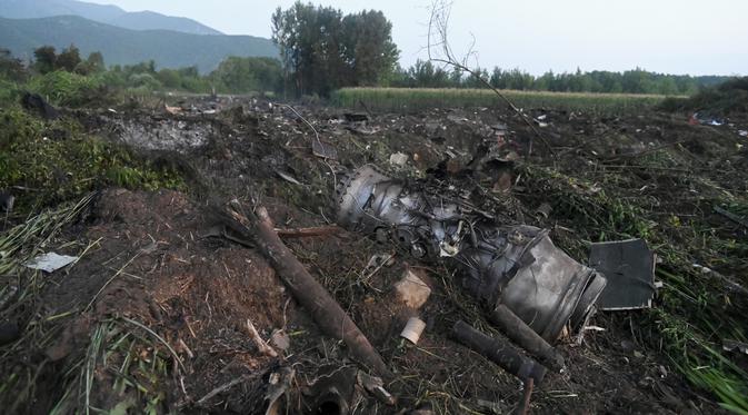 <p>Puing-puing pesawat kargo Antonov terlihat di desa Palaiochori di utara Yunani, setelah dilaporkan jatuh pada Sabtu di dekat kota Kavala, Minggu (17/7/2022). Sebelumnya, pilot disebut meminta pendaratan darurat di bandara Kavala di Nestos, namun pesawat jatuh sebelum mencapai lokasi pendaratan. (AP Photo/Giannis Papanikos)</p>