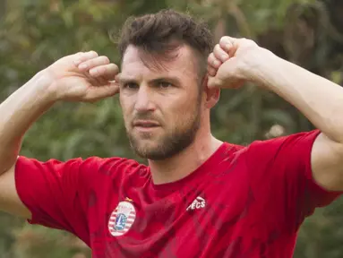 Striker Persija Jakarta, Marko Simic memegang kedua kupingnya saat latihan di Lapangan Sutasoma, Jakarta, Senin (12/3/2018). Persija berlatih jelang laga Piala AFC melawan Song Lam Nghe An. (Bola.com/Asprilla Dwi Adha)