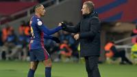 Pelatih Barcelona asal Jerman, Hans-Dieter Flick, menyapa penyerang Barcelona asal Brazil #11, Raphinha, pada pertandingan leg pertama babak 16 besar Copa del Rey (Piala Raja) Spanyol antara FC Barcelona dan Real Betis di Estadi Olimpic Lluis Companys di Barcelona pada 15 Januari 2025. (MANAURE QUINTERO/AFP)