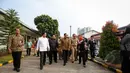 Presiden Joko Widodo ditemani Mendikbud Anies Baswedan dan Gubernur DKI Jakarta Basuki Tjahaja Purnama (Ahok) saat meninjau pelaksanaan Ujian Nasional (UN) di SMKN 1, Jakarta, Selasa (14/4/2015). (Liputan6.com/Faizal Fanani)
