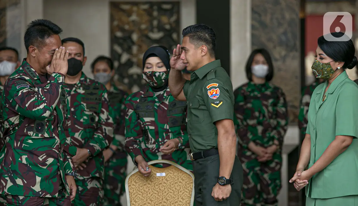 KSAD Jenderal TNI Andika Perkasa memasangkan nama baru Aprilio Perkasa Manganang kepada Aprilia Manganang di Mabes AD, Jakarta, Jumat (19/3/2021). PN Tondano resmi mengabulkan permohonan pengubahan nama Aprilia Manganang menjadi Aprilio Perkasa Manganang. (Liputan6.com/Faizal Fanani)