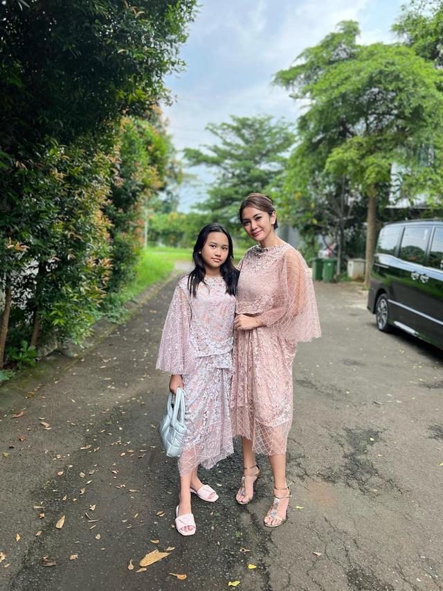 6 Potret Kedekatan Masayu Anastasia dan Sang Putri yang Beranjak Remaja, Kompak
