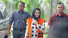 Bupati (nonaktif) Kutai Kartanegara Rita Widyasari mendatangi Gedung KPK untuk menjalani pemeriksaan, Jakarta, Selasa (30/1). Rita Widyasari sebagai tersangka kasus dugaan tindak pidana pencucian uang (TPPU). (Liputan6.com/Herman Zakharia)