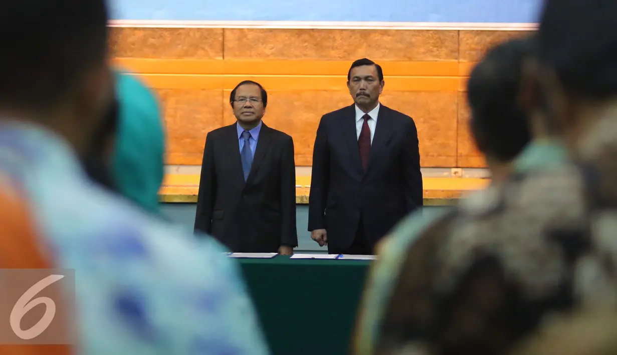 Menko Bidang Kemaritiman Luhut B. Pandjaitan (kanan) dan Rizal Ramli ketika mengikuti serah terima jabatan (sertijab) Menko Bidang Kemaritiman di Gedung BPPT, Jakarta, Kamis (28/7). (Liputan6.com/Angga Yuniar)