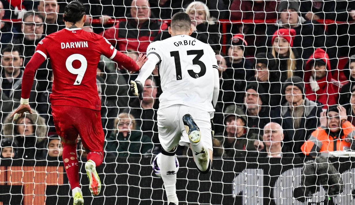 Pemain Liverpool, Darwin Nunez, mencetak gol ke gawang Sheffield United pada laga pekan ke-31 Liga Inggris di Stadion Anfield, Jumat (5/4/2024). (AFP/Paul Ellis)