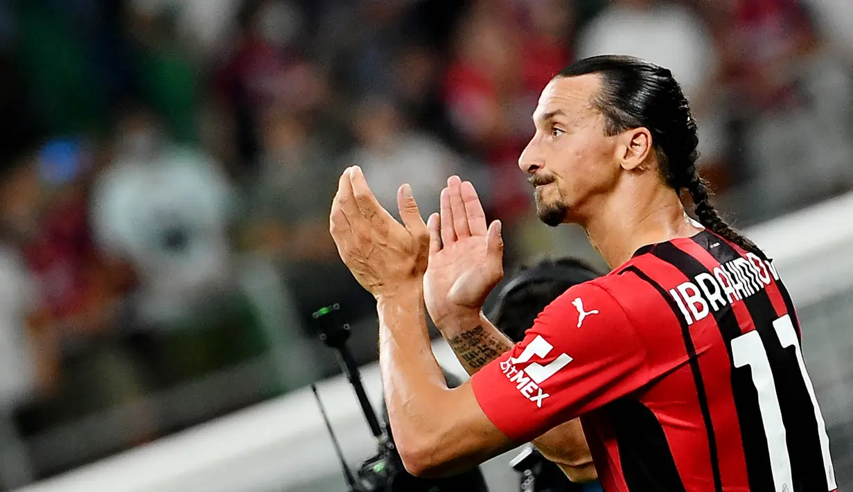 Zlatan Ibrahimovic mencetak gol ke gawang Lazio dalam usia 39 tahun 344 hari. Torehan itu melewati rekor milik Bruno Alves sebagai pemain asing tertua yang mencetak gol di kasta tertinggi liga Italia. (Foto:AFP/Isabella Bonotto)