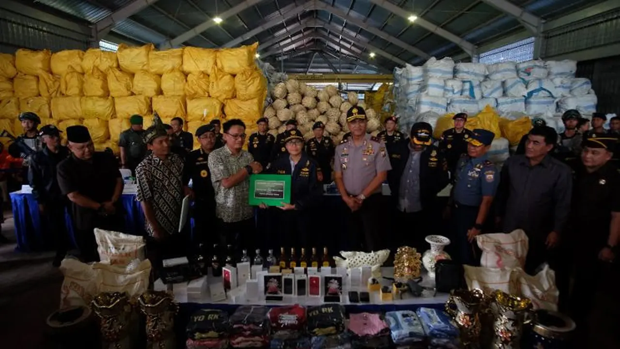 Menteri Keuangan (Menkeu), Sri Mulyani Indrawati memusnahkan ballpres pakaian bekas sebanyak 70 karung, hasil penegahan Direktorat Jenderal Bea dan Cukai (DJBC) di perairan Selat Malaka.