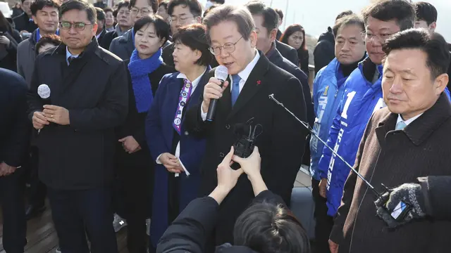 Pemimpin partai oposisi Korea Selatan Lee Jae-myung saat berkunjung ke Busan pada Selasa 2 Januari 2024, sebelum insiden penikaman. (AP)
