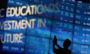 Pengunjung melintas di dekat monitor perkembangan saham di Bursa Efek Indonesia, Jakarta, Senin (2/11).  Indeks Harga Saham Gabungan (IHSG) di Bursa Efek Indonesia (BEI) pada Senin dibuka melemah sebesar 12,76 poin. (Liputan6.com/Immanuel Antonius)