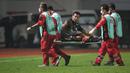 Pemain Rans Cilegon FC, Hamka Hamzah ditandu keluar lapangan usai mengalami cedera saat menghadapi Persis Solo dalam laga final Liga 2 2021 di Stadion Pakansari, Bogor, Kamis (30/12/2021). (Bola.com/Bagaskara Lazuardi)
