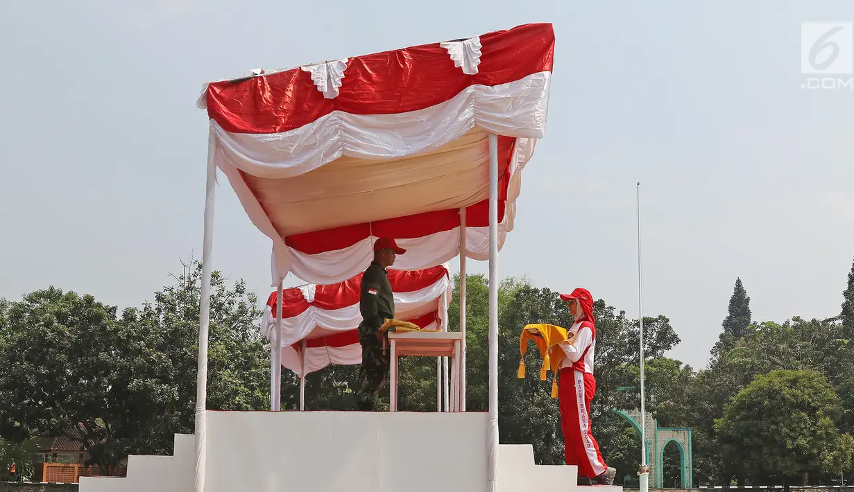 Calon anggota Pasukan Pengibar Bendera (Paskibra) Nasional 2019 mengikuti latihan membawa baki di Lapangan PPPON Cibubur, Jakarta, Selasa (30/7/2019). Hari ke-3 diklat, calon Paskibraka berlatihan formasi baris-berbaris, pengibaran dan penurunan bendera. (Liputan6.com/Herman Zakharia)