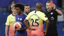 Pemain Manchester City, Fernandinho, mendapat kartu merah saat melawan Chelsea pada laga Premier League di Stadion Stamford Bridge, Kamis (25/6/2020). Chelsea menang 2-1 atas Manchester City. (AP Photo/Adrian Dennis)