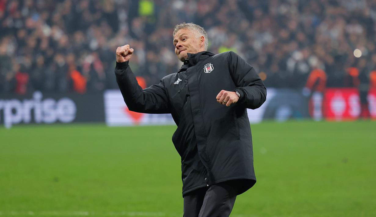 Pelatih Besiktas, Ole Gunnar Solskjaer, merayakan kemenangan atas Athletic Bilbao pada matchday ke-7 Liga Europa di Stadion Tupras pada Rabu (22/1/2025) malam WIB. (AP Photo)