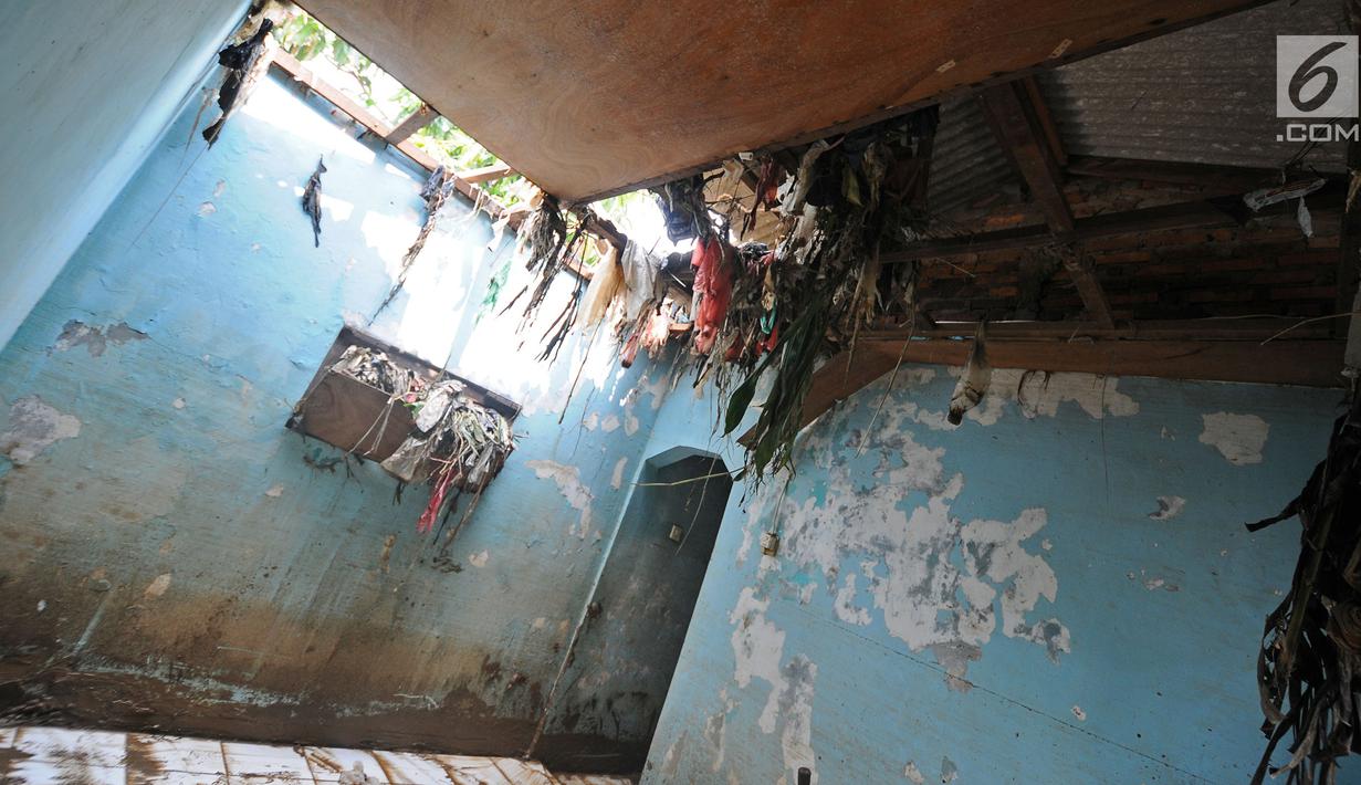 Penampakan rumah warga yang rusak akibat terjangan banjir di kawasan  Balekambang, Kramatjati, Jakarta Timur, Selasa (30/4/2019). Sejumlah rumah warga di RT 005/RW 005 Balekambang rusak diterjang banjir yang terjadi pada 27 April 2019 lalu. (Liputan6.com/Herman Zakharia)
