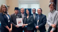 Duta Besar RI untuk Amerika Serikat Indroyono Soesilo menyerahkan lima buku karya Presiden Prabowo kepada LoC.