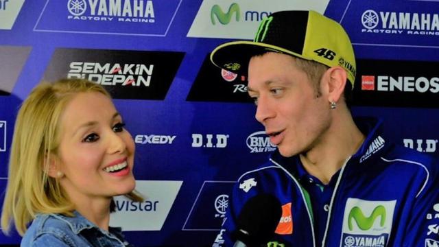 Valentino Rossi (kanan) dan Deborah Serendipity