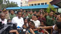 Presiden Jokowi bertemu korban banjir di Sentani, Papua, Senin (1/4/2019). (Merdeka.com/Ahda Bayhaqi)