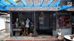 Kondisi kios yang berada di Pasar Seni Ancol, Jakarta, Selasa (17/10). Meski terbilang sepi pengunjung, beberapa seniman memilih tetap bertahan dan terus berkarya di Pasar Seni Ancol. (Liputan6.com/Faizal Fanani)