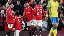 Pemain Manchester United, Jadon Sancho, merayakan gol bersama rekannya saat melawan Nottingham Forest pada leg kedua babak semifinal Carabao Cup di Stadion Old Trafford Jumat (2/2/2023). Sancho sempat hilang dari skuad United mulai Oktober 2022, tepatnya usai laga kontra West Ham. (AFP/Paul Ellis)