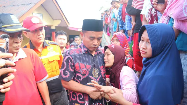 Bupati Purbalingga saat bertemu ibu yang kehilangan anak dalam longsor Jingkang. (Foto: Liputan6.com/Dinkominfo Purbalingga/Muhamad Ridlo)
