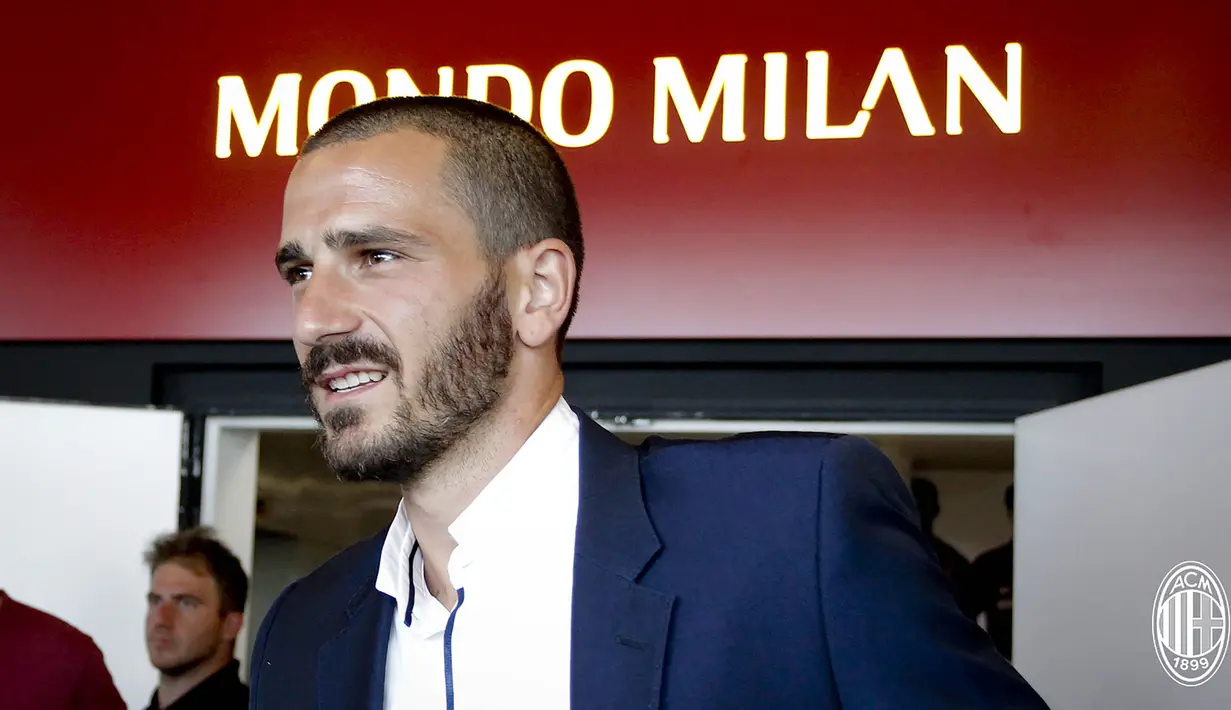 Bek asal Italia, Leonardo Bonucci, saat tiba di Casa Milan, Milan, Jumat (14/7/2017). AC Milan resmi mendatangkan mantan bek Juventus itu dengan harga 36,7 juta poundsterling. (AC Milan)