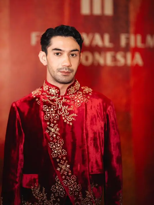 Reza Rahadian hadir di malam puncak penganugerahan Piala Citra 2023 menjadi momen spesial baginya yang menandakan tahun terakhirnya sebagai Ketua Komite FFI. Ia sudah menjadi ketua selama tiga tahun. [@armanfebryan/@eaneandaru]
