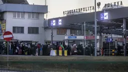 Pengungsi dari Ukraina berbaris untuk masuk ke Polandia di perbatasan di Medyka, Polandia timur, 28 Februari 2022. Lebih dari setengah juta orang telah meninggalkan Ukraina sejak invasi Rusia dengan lebih dari setengahnya melarikan diri ke Polandia. (Wojtek RADWANSKI/AFP)