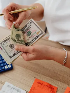 Dengan membuat proses mengatur anggaran menjadi lebih praktis sekaligus membantu mencegah gaji habis sebelum akhir bulan. (Foto/dok: Pexels/
www.kaboompics.com)