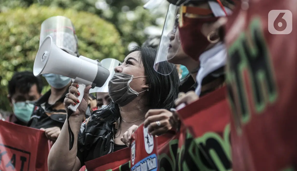 Massa pekerja seni dan hiburan malam berunjuk rasa di depan Gedung DPRD DKI Jakarta, Senin (5/10/2020). Dalam aksinya, massa menuntut Pemprov DKI Jakarta mencabut aturan PSBB dan membuka kembali tempat hiburan malam karena dinilai sangat menyulitkan ekonomi mereka. (merdeka.com/Iqbal S. Nugroho)