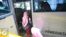 Karena parkir di kawasan Malioboro telah ditutup sejak Senin (4/4) kemarin, Pemprov DIY mengerahkan bus shelter untuk mengangkut penumpang yang memarkir kendaraannya di Taman Parkir Abu Bakar Ali.  (Liputan6.com/Boy Harjanto)