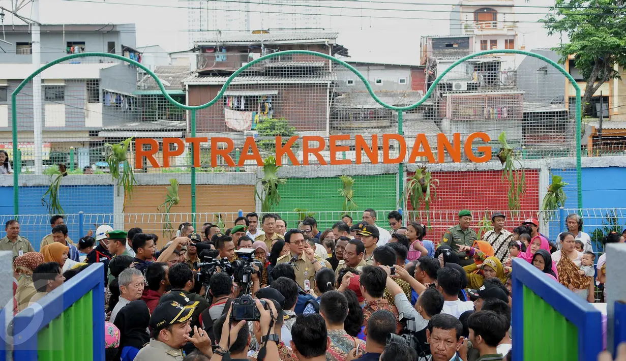 Gubernur DKI Jakarta Basuki Tjahaja Purnama (tengah) memberikan keterangan saat peresmian RPTRA Krendang kawasan Tambora, Jakarta, (3/2). RPTRA Krendang ini menjadi taman bermain pertama di Kawasan padat penduduk Tambora. (Liputan6.com/Gempur M Surya)