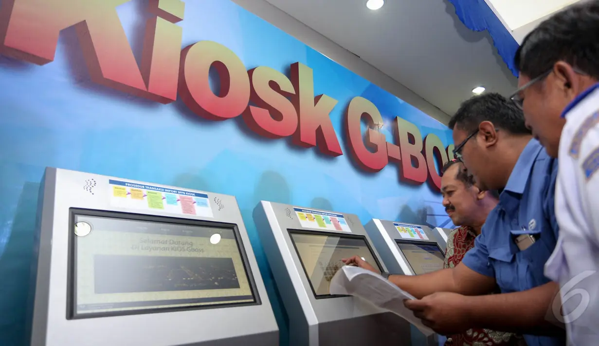 Petugas JICT mencoba mesin G-BOSS saat peluncuran di Gedung Billing JICT, Jakarta, Senin (18/5/2015). G-BOSS merupakan inovasi terbaru berupa layanan pembayaran ekspor impor mandiri. (Liputan6.com/Faizal Fanani)