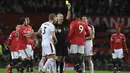 Pemain Manchester United, Romelu Lukaku menerima kartu kuning dari wasit Martin Atkinson saat melwan Burnley pada lanjutan Premier League di Old Trafford,  Manchester (26/12/2017).  MU bermain imbang 2-2. (AFP/Lindsey Parnaby)