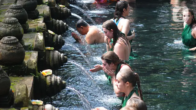 Antrean Wisata Melukat Di Pura Tirta Empul