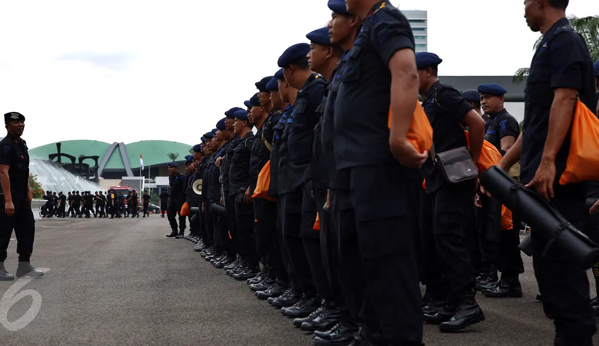 Sejumlah personel kepolisian mengikuti apel pengamanan unjuk rasa di Kompleks Parlemen Senayan, Jakarta, Jumat (25/11). Polisi menjaga ketat gedung DPR/MPR terkait informasi unjuk rasa lanjutan yang dilakukan hari ini. (Liputan6.com/Johan Tallo)