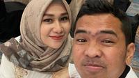 Putra Siregar dan istri. (Instagram/@putrasiregarr17)