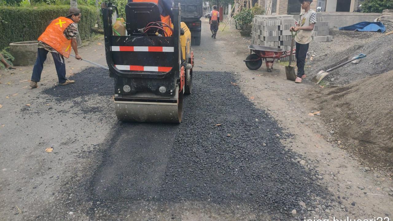 Proses pengerjaan jalan di sejmlah titik jalan poros di Banyuwangi (Istimewa)