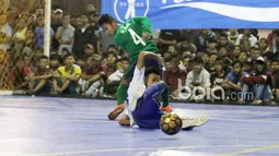 Pemain Timnas Futsal Indonesia, M. Iqbal gagal melewati hadangan pemain IPC Pelindo pada laga Uji Coba jelang AFF Futsal Championshi 2016 di Tifosi Sport Center, Jakarta Timur, (15/12017). Timnas menang 8-5. (Bola.com/Nicklas Hanoatubun)