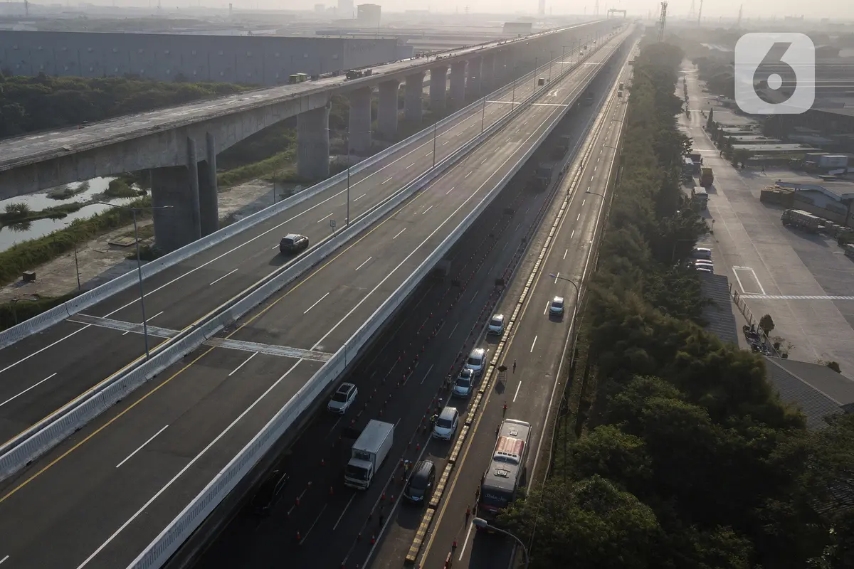 FOTO: Jelang Libur Idul Adha, KM 31 Tol Jakarta - Cikampek Disekat