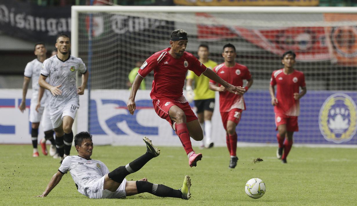 Gelandang Persija Jakarta, Bruno Matos, menghindari tekel saat melawan Bhayangkara FC pada laga Piala Indonesia di Stadion Patriot, Bekasi, Kamis (21/2). Persija menang 2-0 atas TIRA Persikabo. (Bola.com/Yoppy Renato)