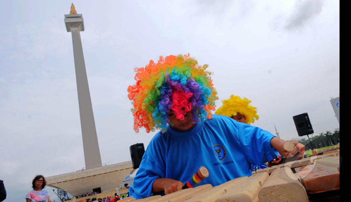 Seorang saat memainkan alat musik tradisional saat deklarasi Gerakan Wajib Lapor Bagi 100.000 pecandu narkoba di Monas, Jakarta, Sabtu,(28/2/2015). (Liputan6.com/Faisal R Syam)