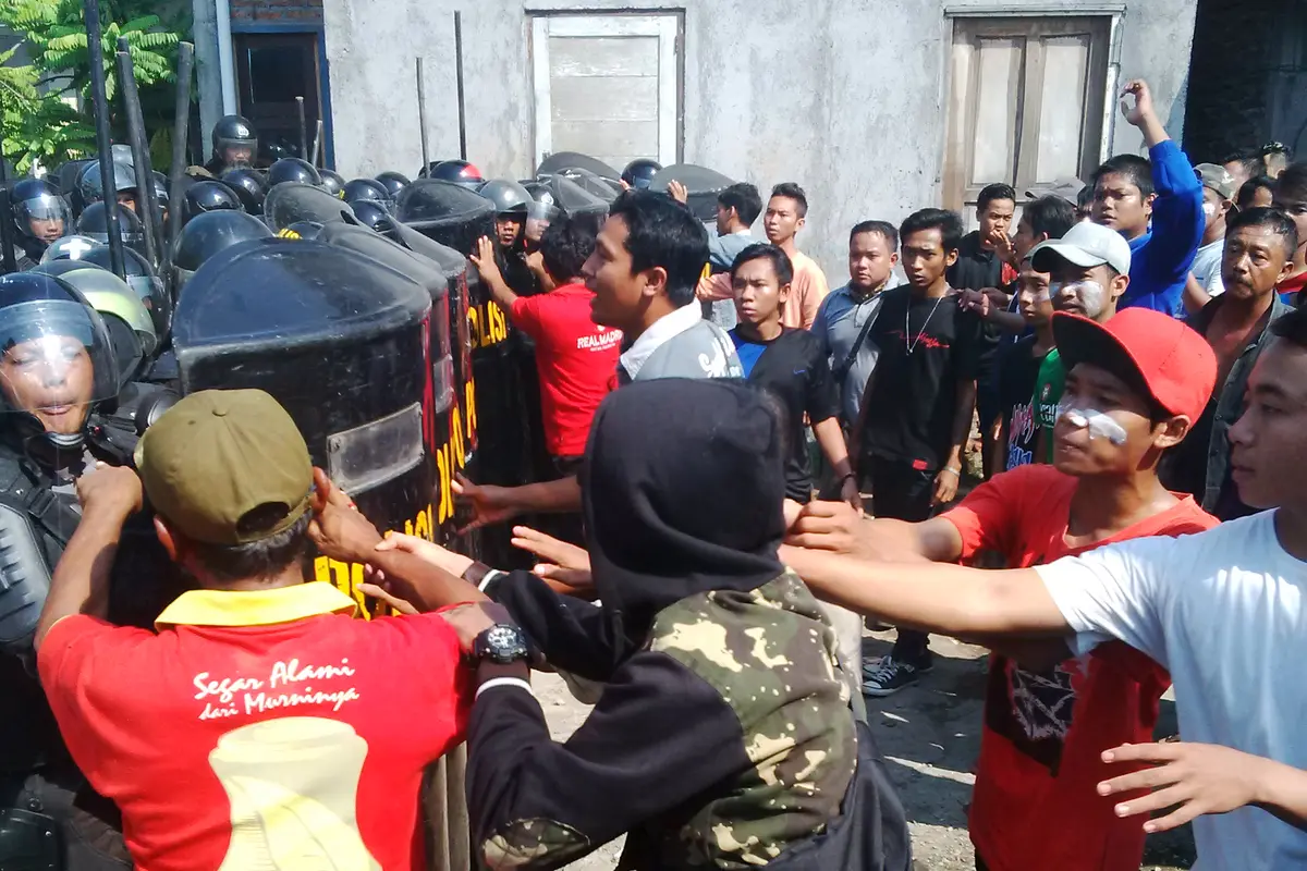 2 Polisi Terluka dalam Pembongkaran di Kebonharjo Semarang