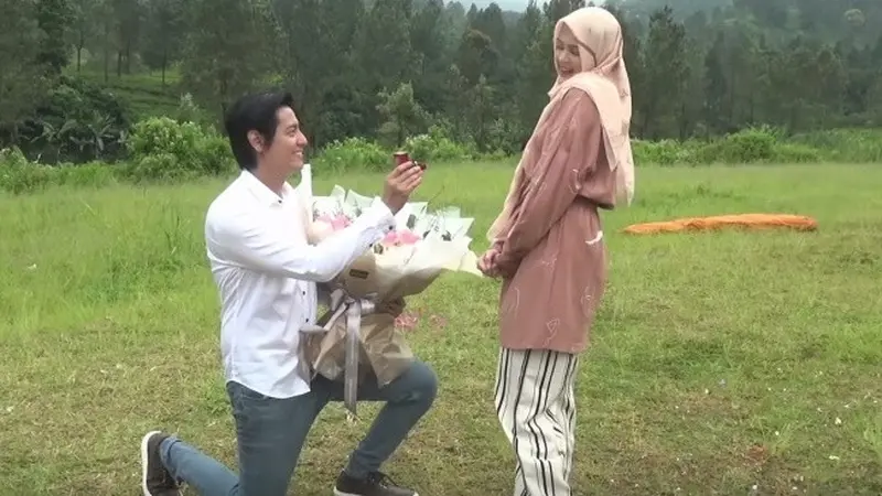 Begini Momen Romantis Roger Danuarta Lamar Cut Meyriska Di Puncak