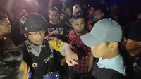 Kapolresta Pekanbaru Komisaris Besar Susanto berusaha mendamaikan dua kelompok terlibat tawuran di Jalan Jembatan Siak IV. (Liputan6.com/M Syukur)