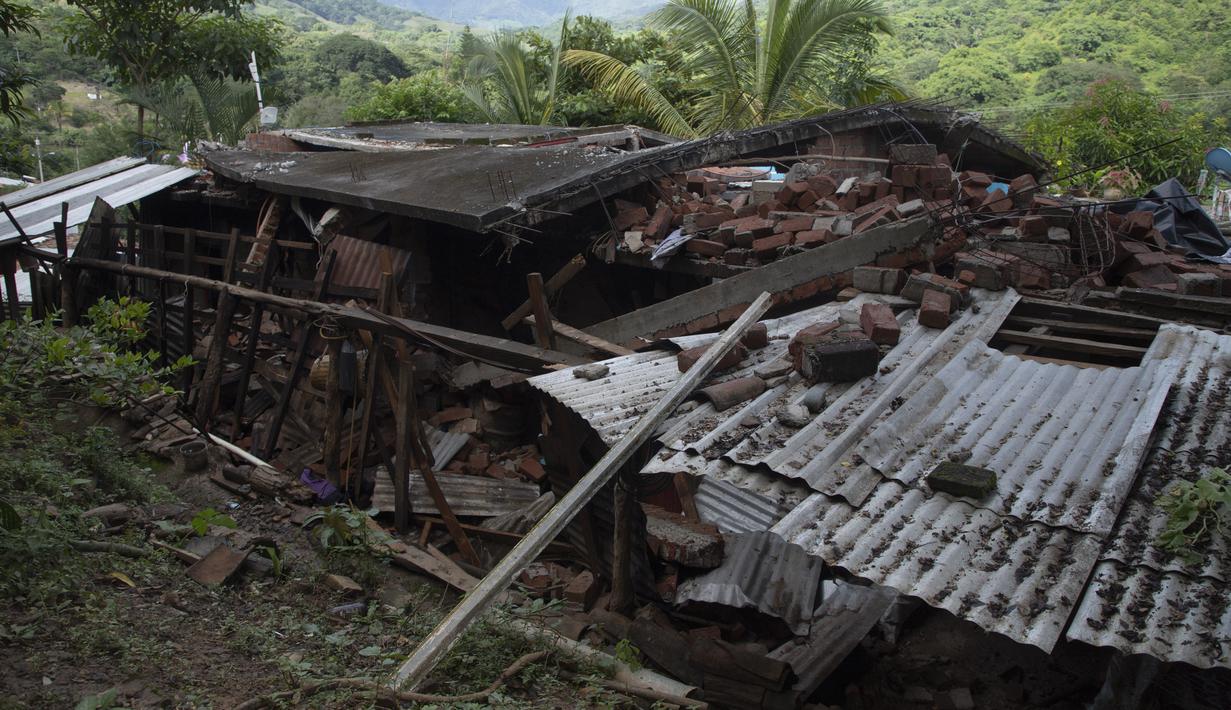 Sebuah rumah rusak akibat gempa terlihat di Huizontla, negara bagian Michoacan, Meksiko, Selasa (20/9/2022). Alarm gempa berbunyi kurang dari satu jam setelah ibu kota mengadakan latihan darurat bencana yang menandai bencana pada tahun 1985 dan 2017. (AP Photo/Armando Solis)