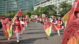 Umat lintas agama melakukan gerak jalan menyambut Pemilu 2019 di kawasan Car Free Day, Jakarta, Minggu (21/10). Acara ini juga melibatkan 20 komunitas beragama seperti umat Buddha di Indonesia (WALUBI dan PERMABUDHI). (Merdeka.com/ Iqbal S. Nugroho)