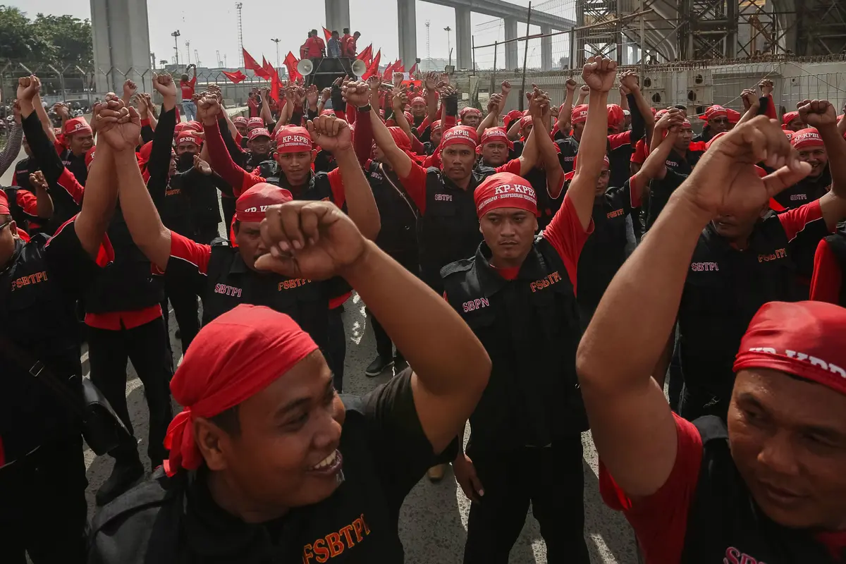 Ratusan Buruh Terus Berdatangan ke Bundaran HI